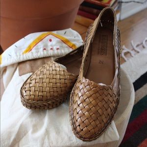 Mohinders Handwoven Flats (Tan) Women’s Size 10